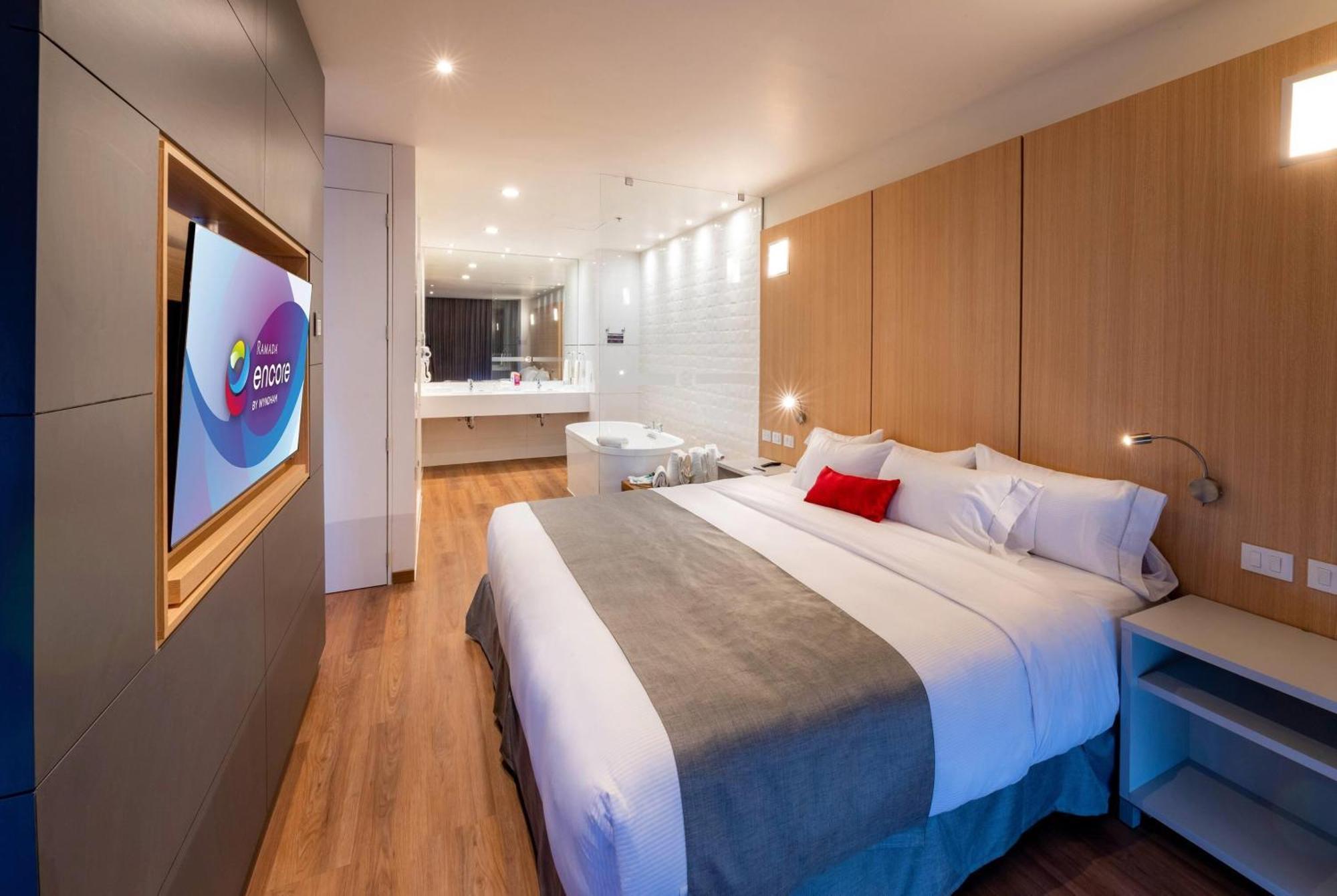 Hotel Ramada Encore By Wyndham Guadalajara Aeropuerto 4*